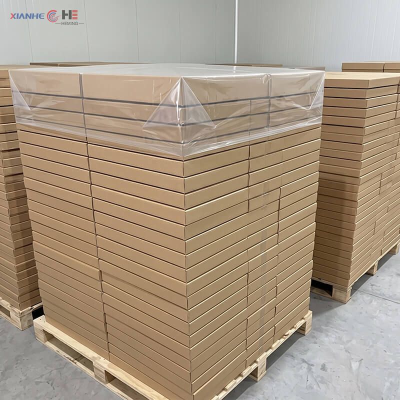 Export pallet packaging of precut silicone-coated baking paper sheets in heavy-duty cartons