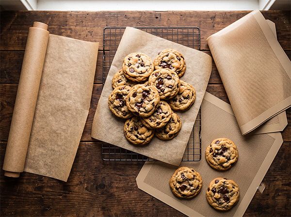 silicone-paper-vs-parchment-paper-baking-comparison-cover.jpg
