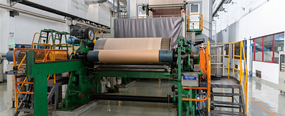 High-volume electrolytic capacitor paper manufacturing and slitting machine at Heming Paper's factory facility in China.
